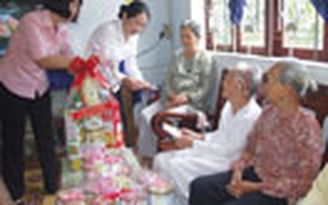 Tặng quà Mẹ Việt Nam anh hùng